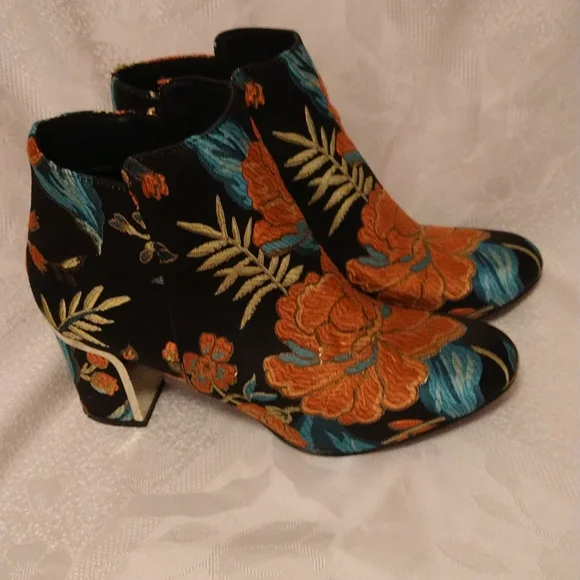 J. Renee embroidered booties Sz 7.5 🧳 - Picture 5 of 8